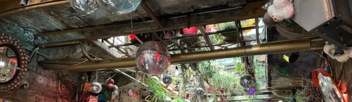 Kan man holde dig indespærret i et rum  der ikke er låst?